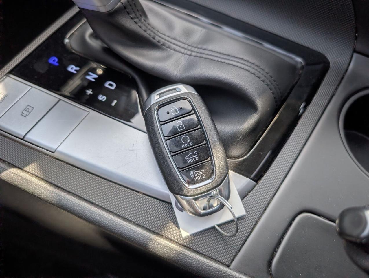 2023 Hyundai Elantra Preferred TECH  NAV   SUNROOF   CAMERA   HTD SEATS Photo