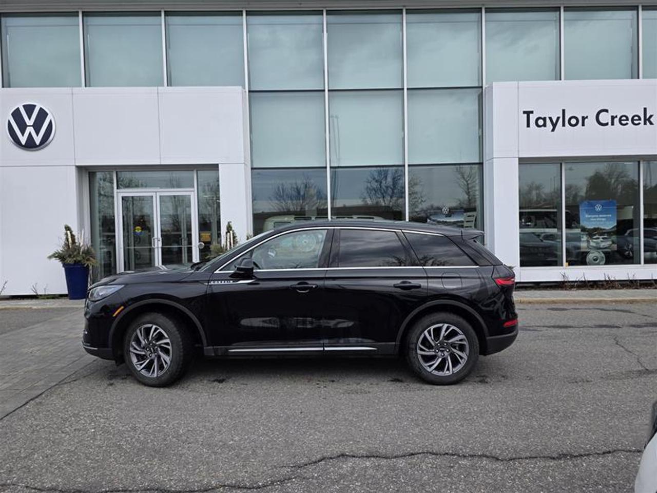 2023 Lincoln Corsair Base AWD W/Winter tire pkg Photo