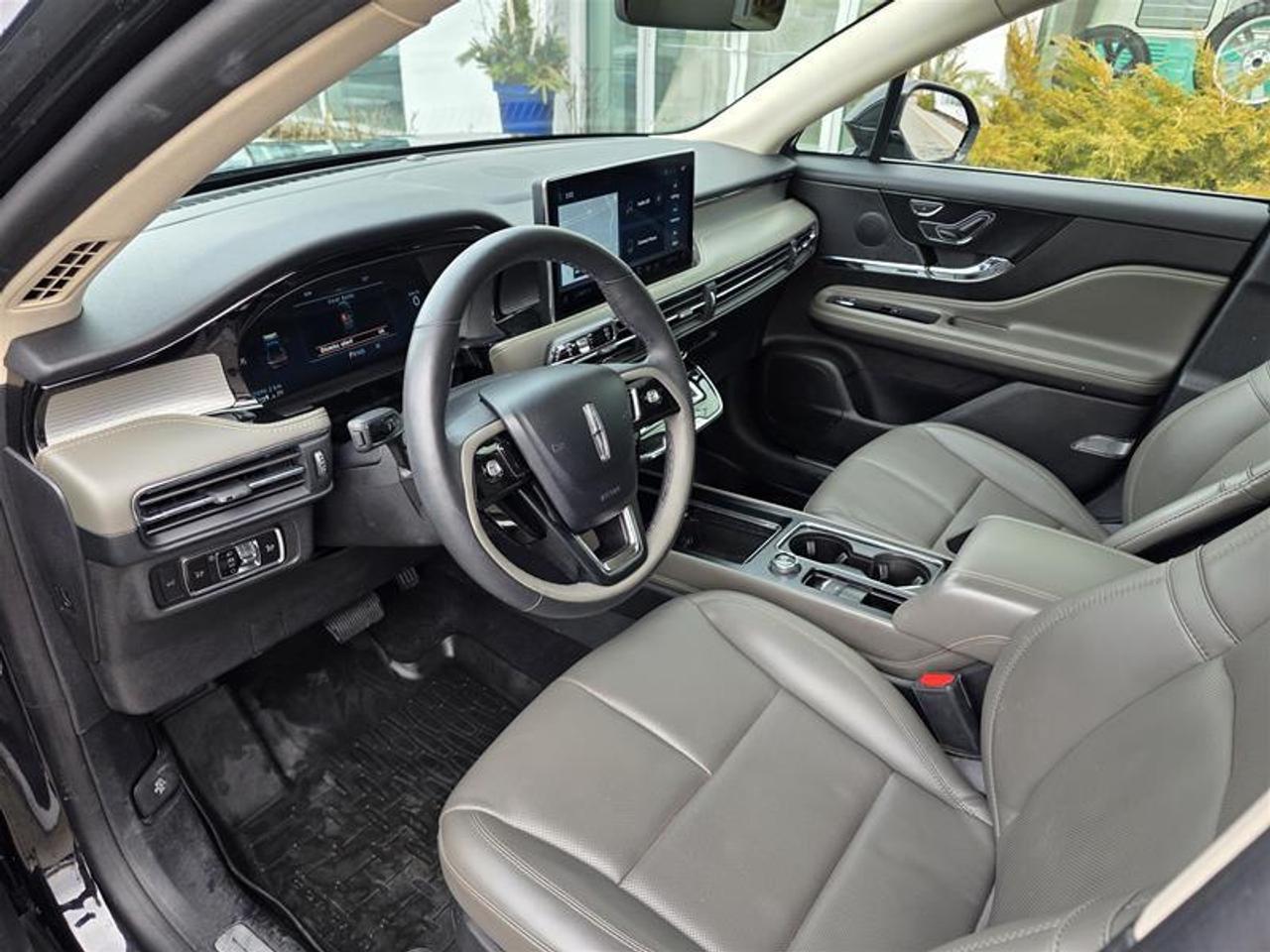 2023 Lincoln Corsair Base AWD W/Winter tire pkg Photo