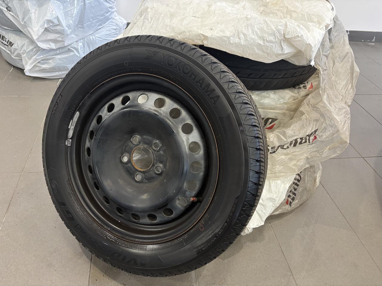 2012 Ford Focus SE   2 SETS RIMS/TIRES   CLEAN CARFAX   SOLD ASIS Photo