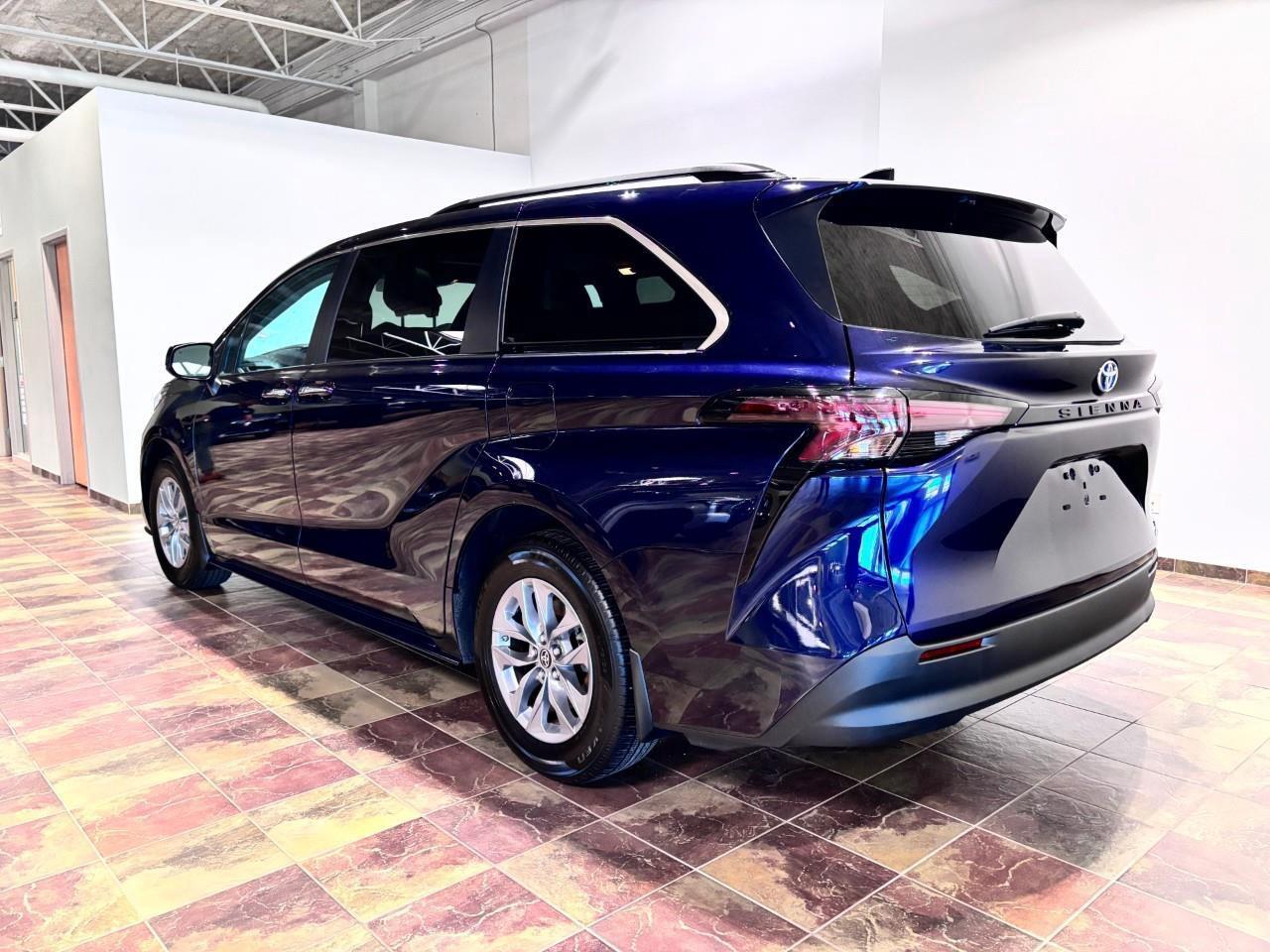2024 Toyota Sienna XLE 8-Passenger Photo2