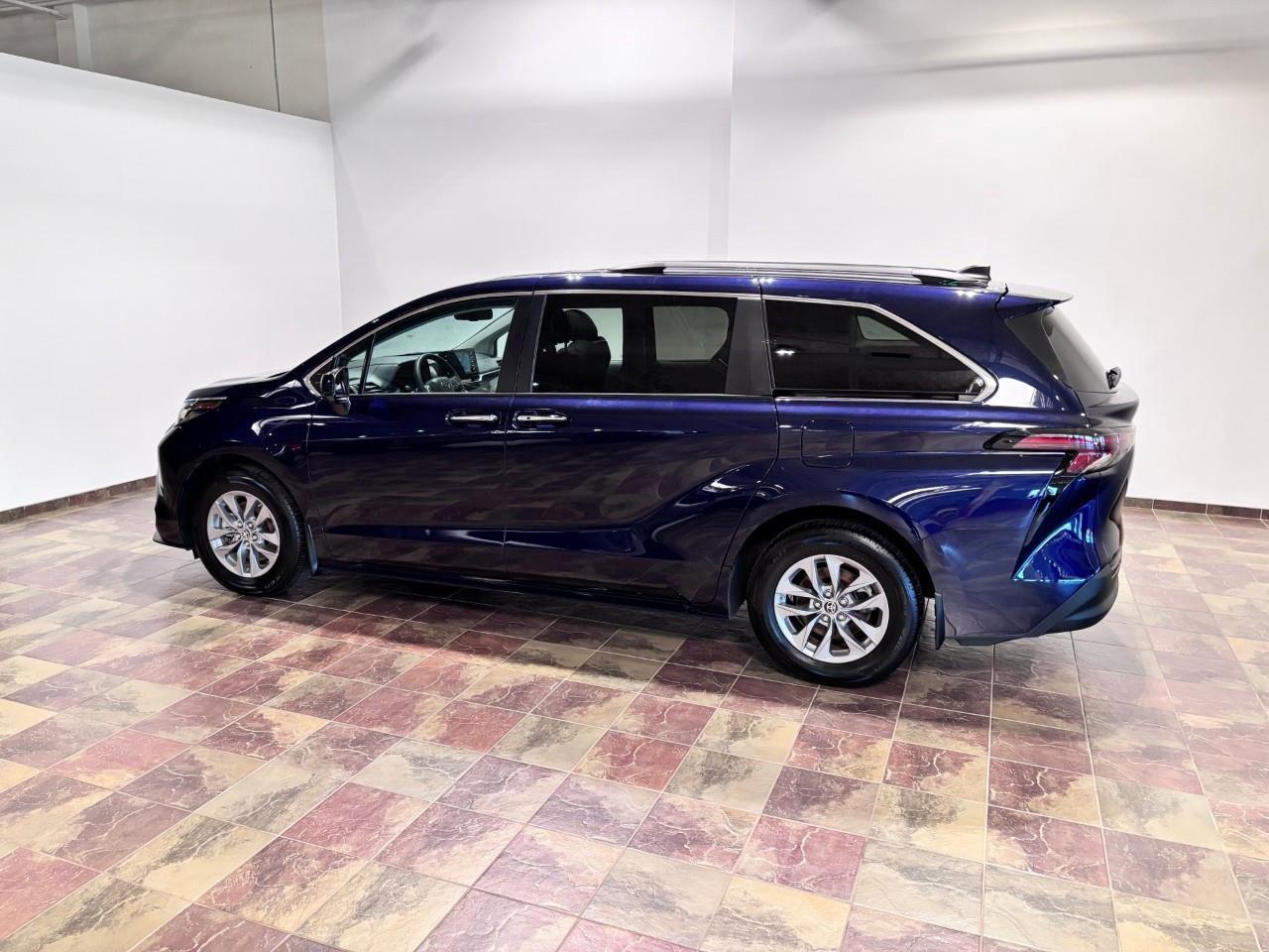 2024 Toyota Sienna XLE 8-Passenger Photo