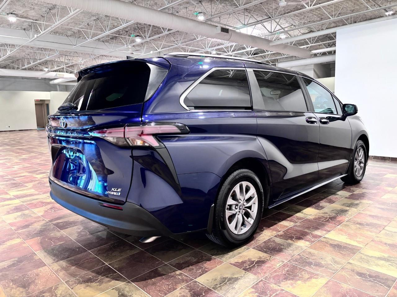 2024 Toyota Sienna XLE 8-Passenger Photo