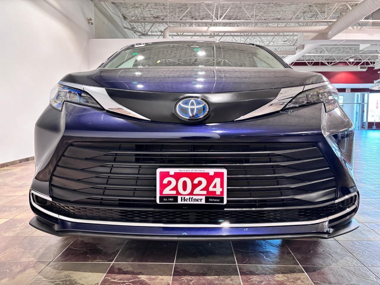 2024 Toyota Sienna XLE 8-Passenger Photo3