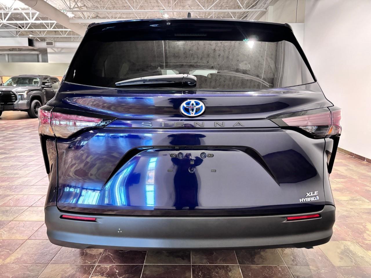 2024 Toyota Sienna XLE 8-Passenger Photo