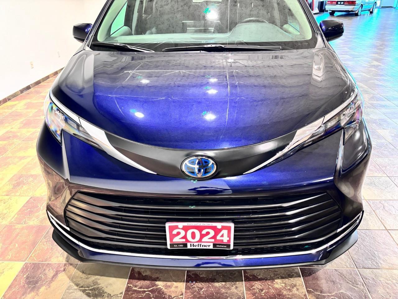2024 Toyota Sienna XLE 8-Passenger Photo