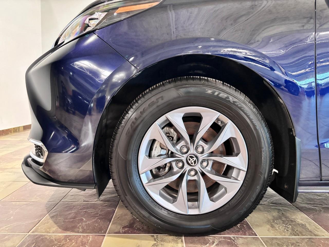 2024 Toyota Sienna XLE 8-Passenger Photo