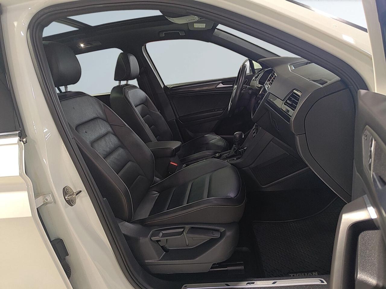 2021 Volkswagen Tiguan R-Line Highline 4MOTION / NAV / Leather / Sunroof Photo