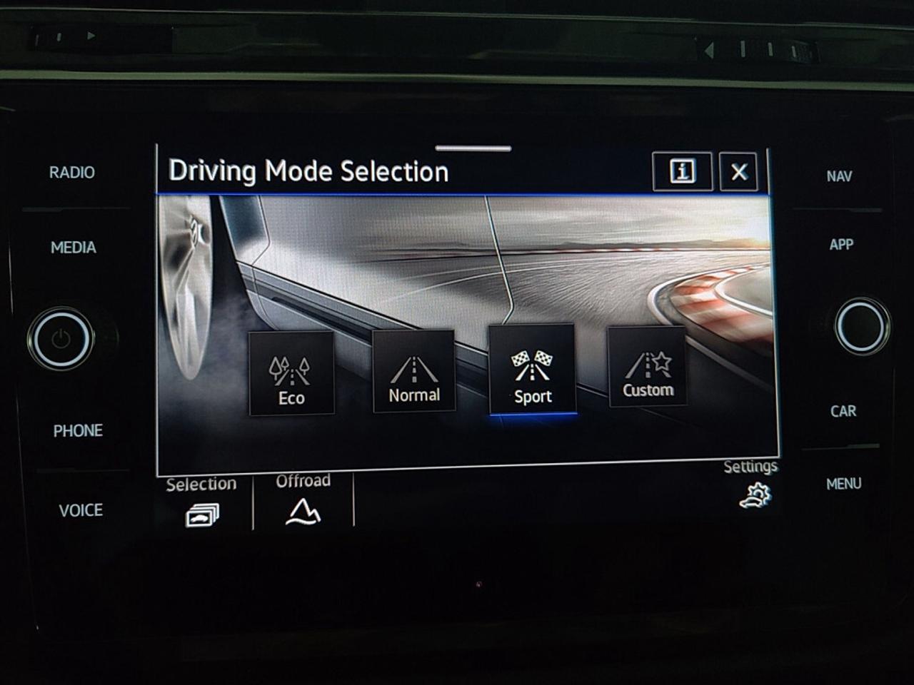 2021 Volkswagen Tiguan R-Line Highline 4MOTION / NAV / Leather / Sunroof Photo