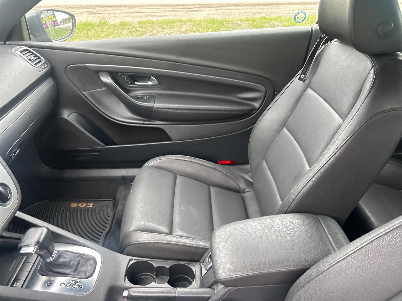 2009 Volkswagen Eos Trendline Convertible, LOW KM Photo