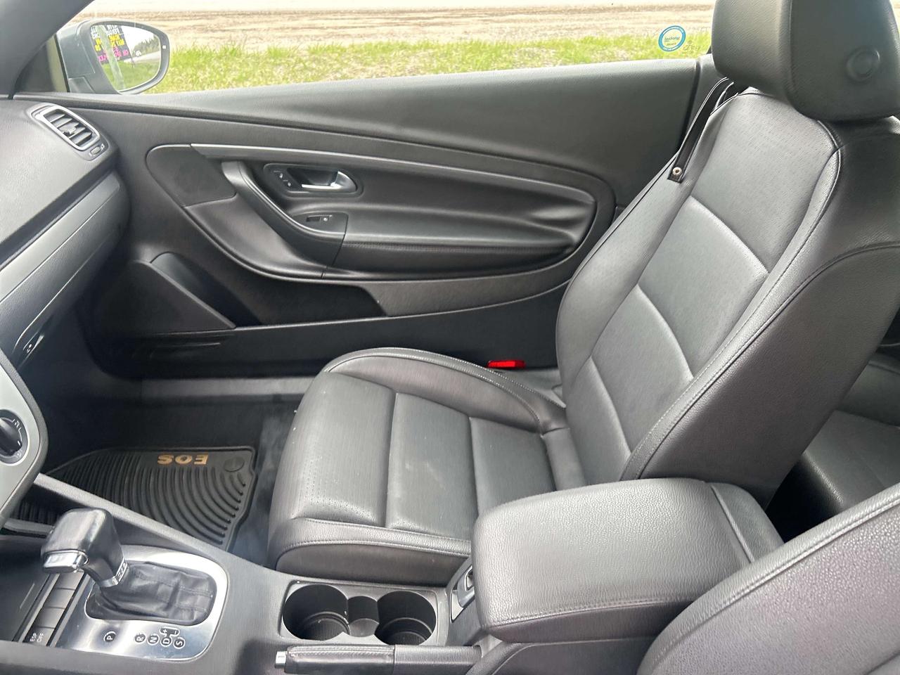 2009 Volkswagen Eos Trendline Convertible, LOW KM Photo