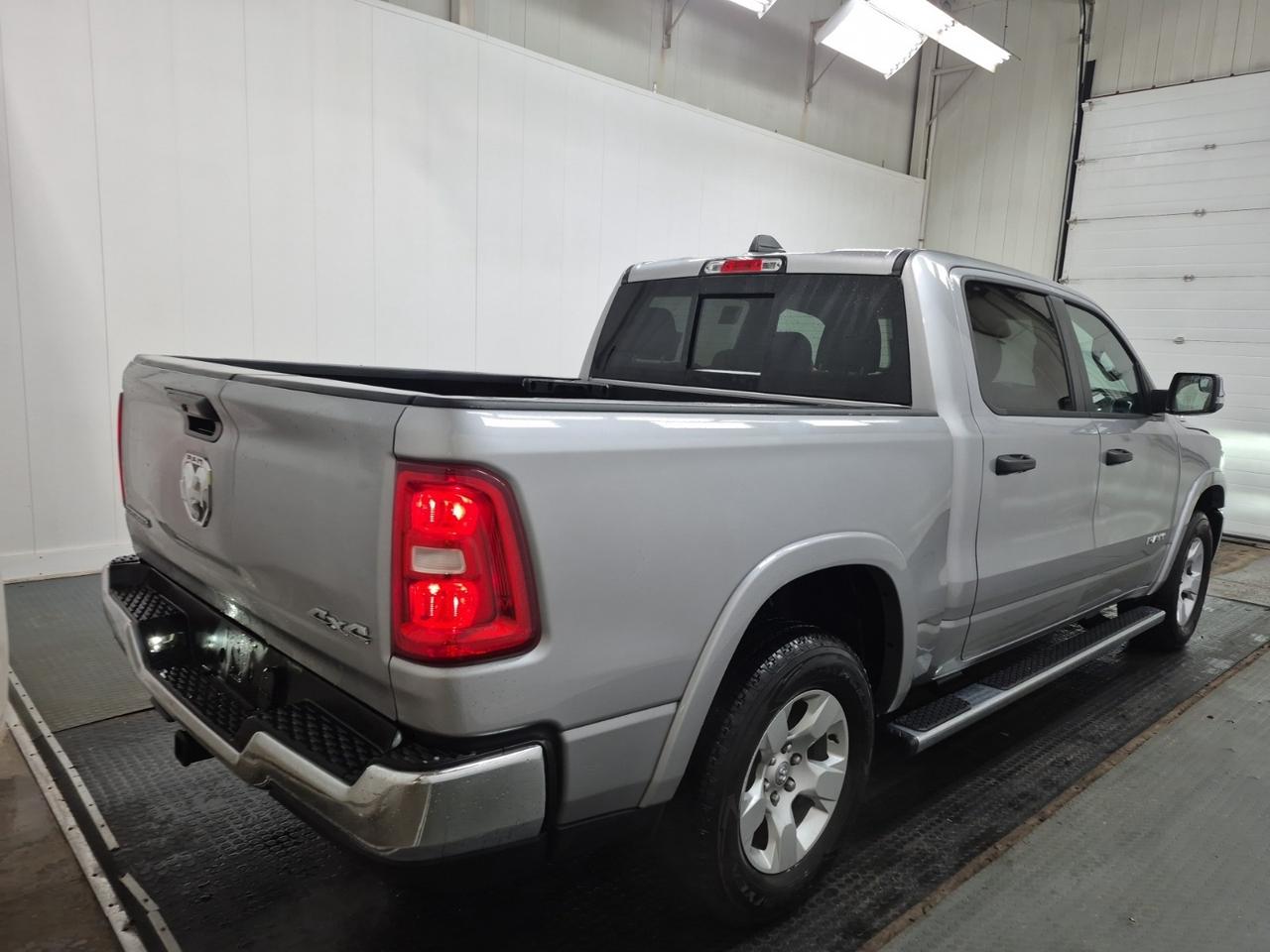 2025 RAM 1500 Big Horn 4x4 Crew Cab 5'7 - Nav - Split Tailgate! Photo4