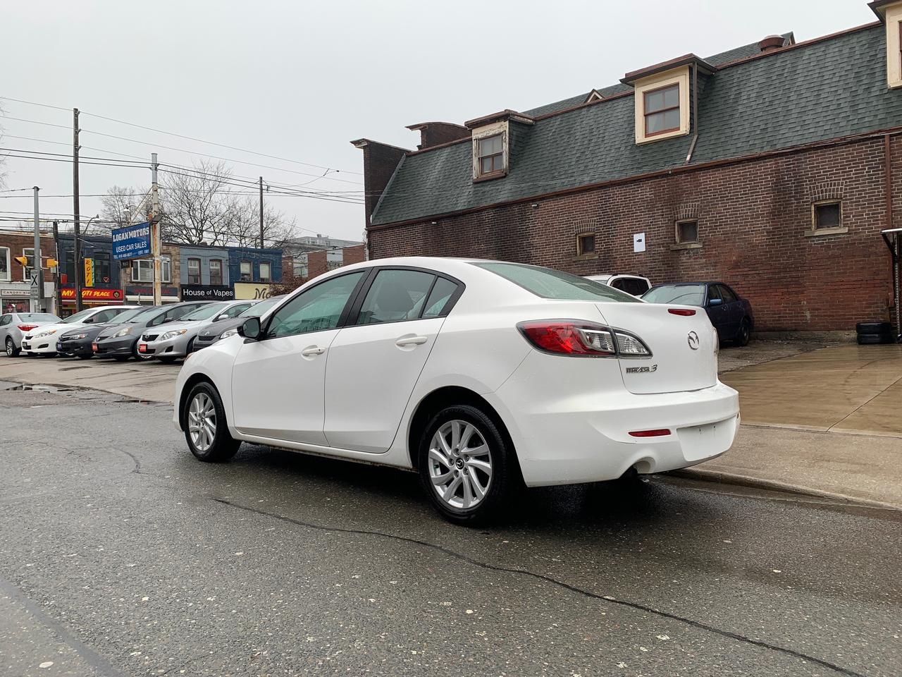 2013 Mazda MAZDA3 4dr Sdn Auto GX Photo2