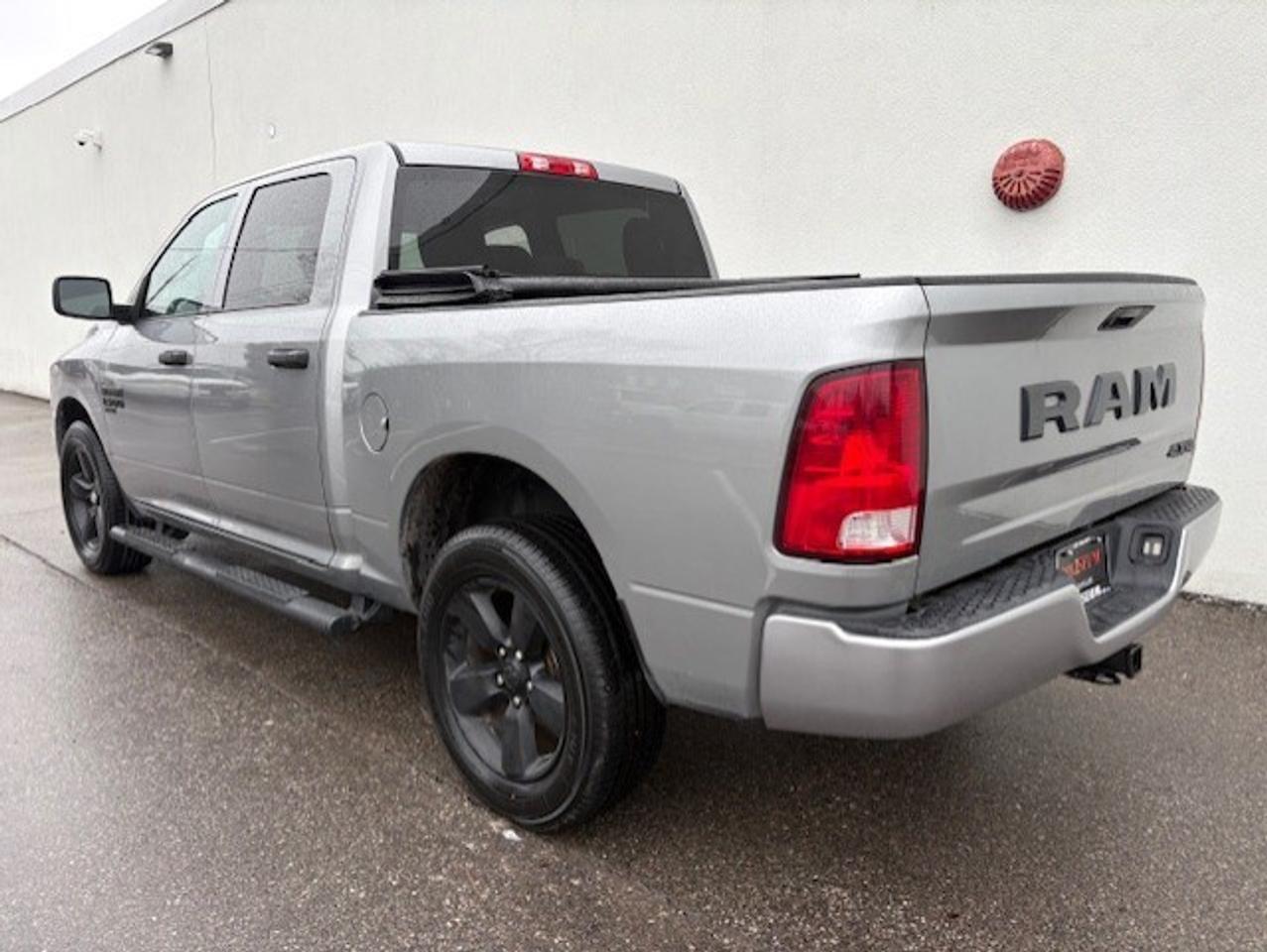 2021 RAM 1500 Classic 4X4 CREW CAB-TONNEAU-CAMERA-HEATED SEATS-NEW TIRES Photo