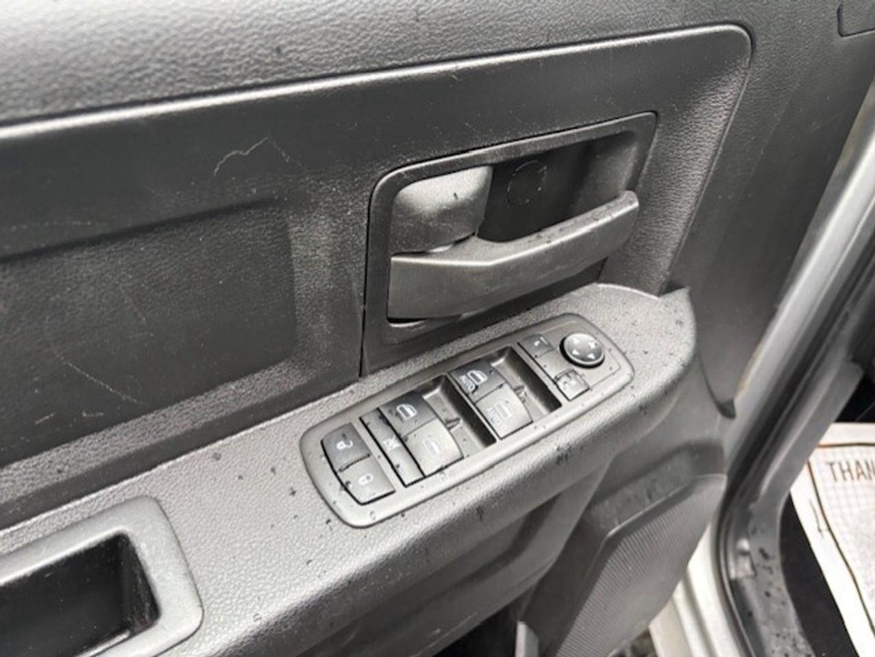 2021 RAM 1500 Classic 4X4 CREW CAB-TONNEAU-CAMERA-HEATED SEATS-NEW TIRES Photo