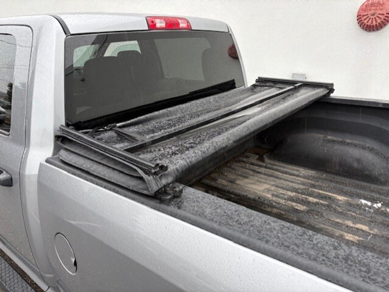 2021 RAM 1500 Classic 4X4 CREW CAB-TONNEAU-CAMERA-HEATED SEATS-NEW TIRES Photo