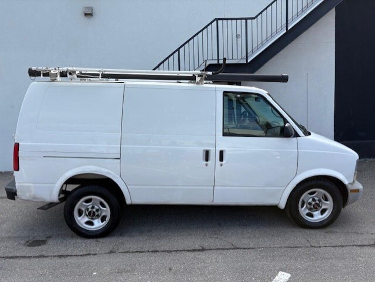 2005 GMC Safari Cargo LADDER RACKS-DIVIDER-SHELVES-CERTIFIED-NEW TIRES!! Photo