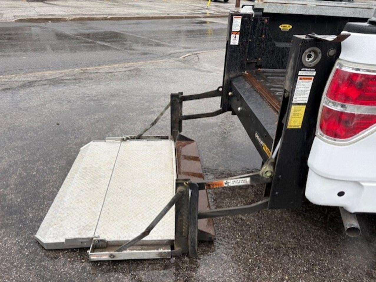 2011 Ford F-150 **ONLY 65,000KM-POWER LIFT GATE-RACKS** Photo