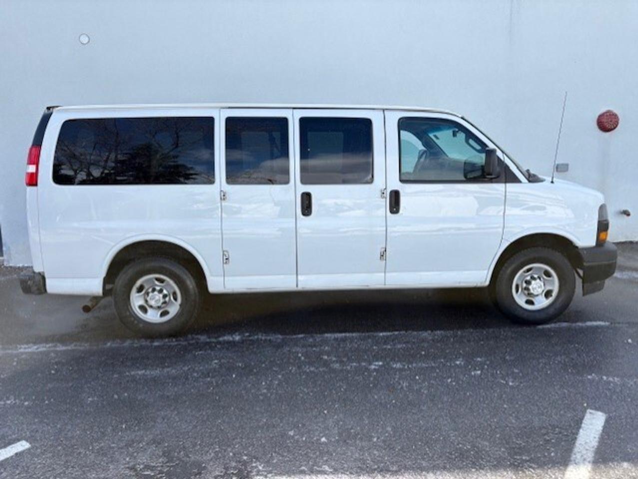 2019 Chevrolet Express Passenger LS 2500 **12 PASSENGER-CAMERA-VINYL FLOORS-SEATS** Photo
