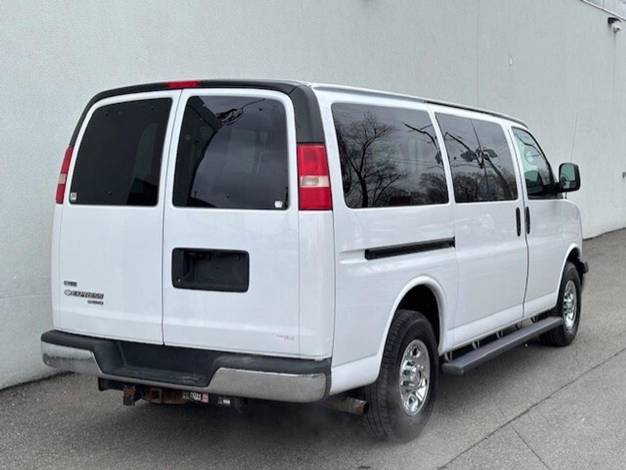 2011 Chevrolet Express Passenger LT 3500 **12 PASSENGER-SLIDING DOOR-TOW PACKAGE-** Photo4