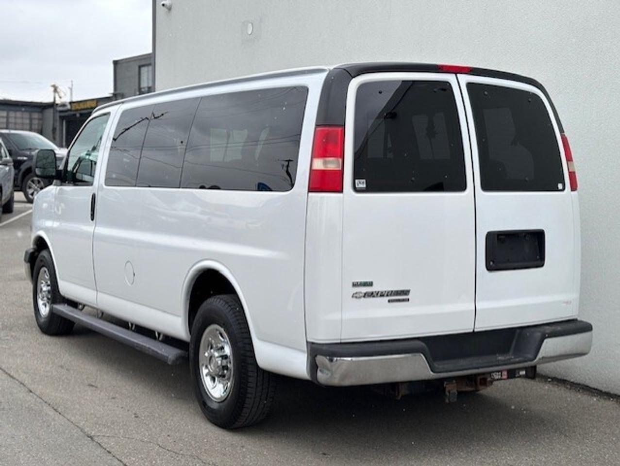 2011 Chevrolet Express Passenger LT 3500 **12 PASSENGER-SLIDING DOOR-TOW PACKAGE-** Photo2