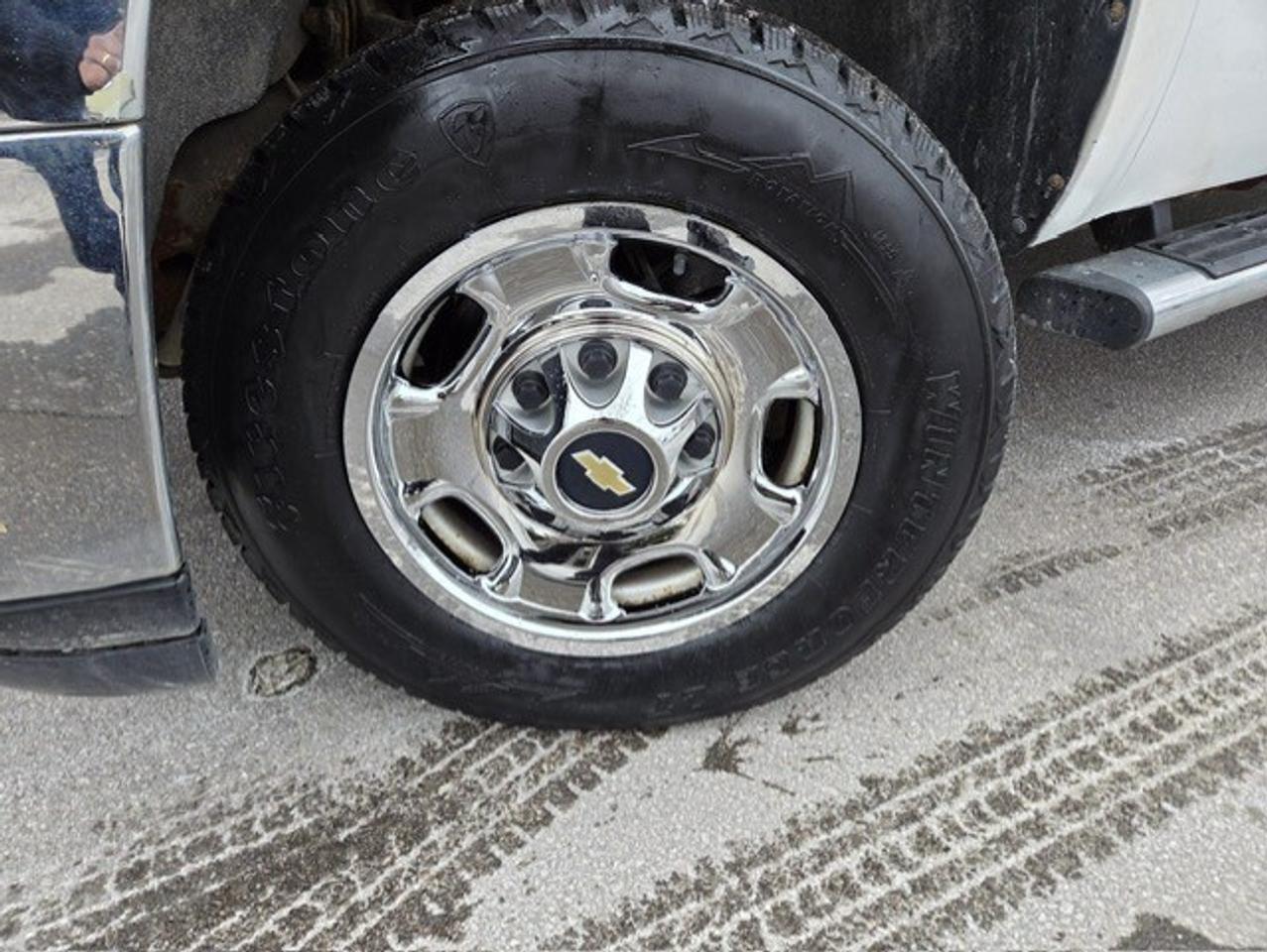 2011 Chevrolet SILVERADO 2500HD V8 CREW CAB-LONG BOX-1 OWNER-CERTIFIED-NO ACCIDENT Photo