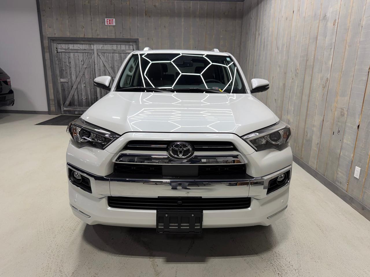 2024 Toyota 4Runner LIMITED 4WD  7 PASSENGER ONE OWNER Photo