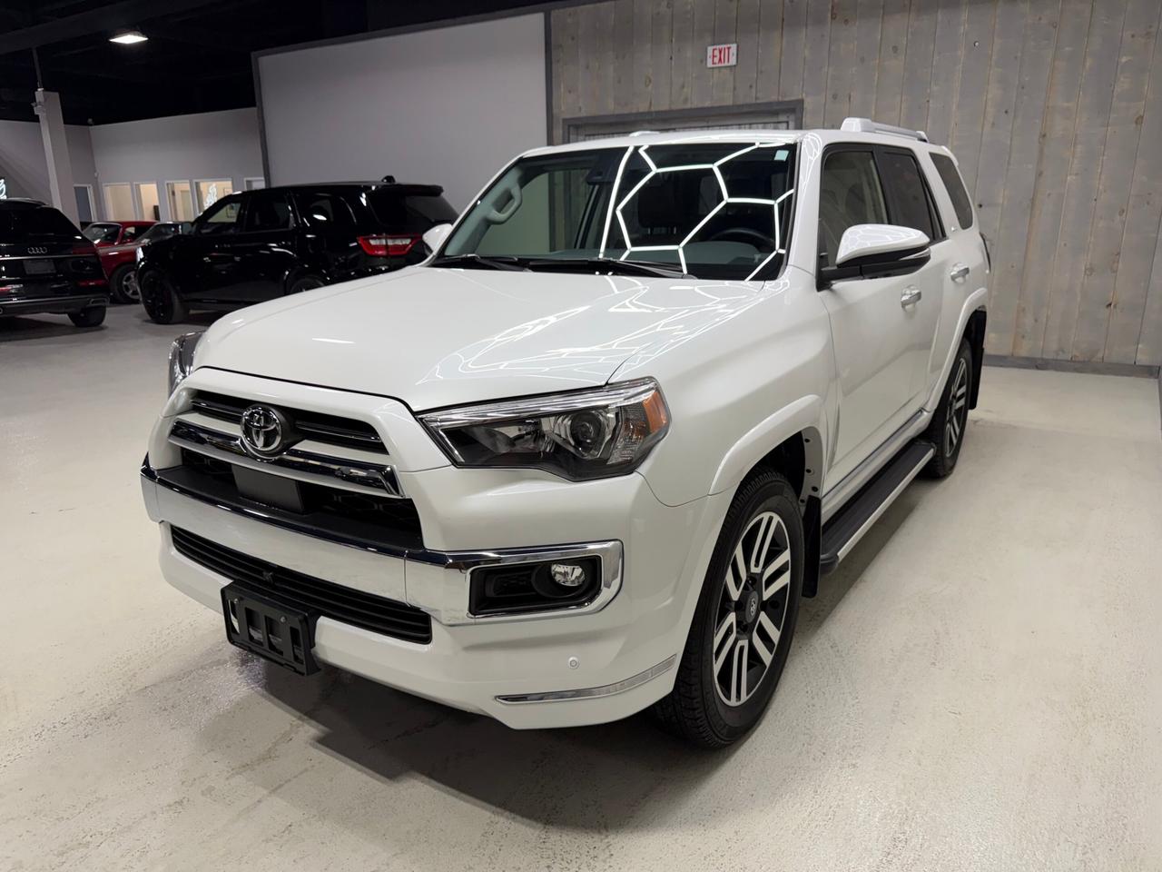 2024 Toyota 4Runner LIMITED 4WD  7 PASSENGER ONE OWNER Photo3