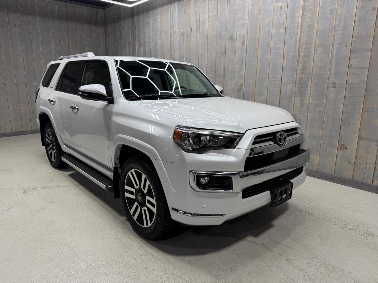 2024 Toyota 4Runner LIMITED 4WD  7 PASSENGER ONE OWNER Photo
