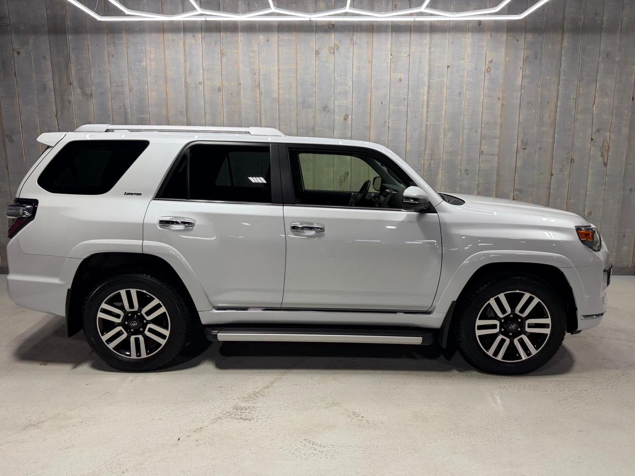2024 Toyota 4Runner LIMITED 4WD  7 PASSENGER ONE OWNER Photo