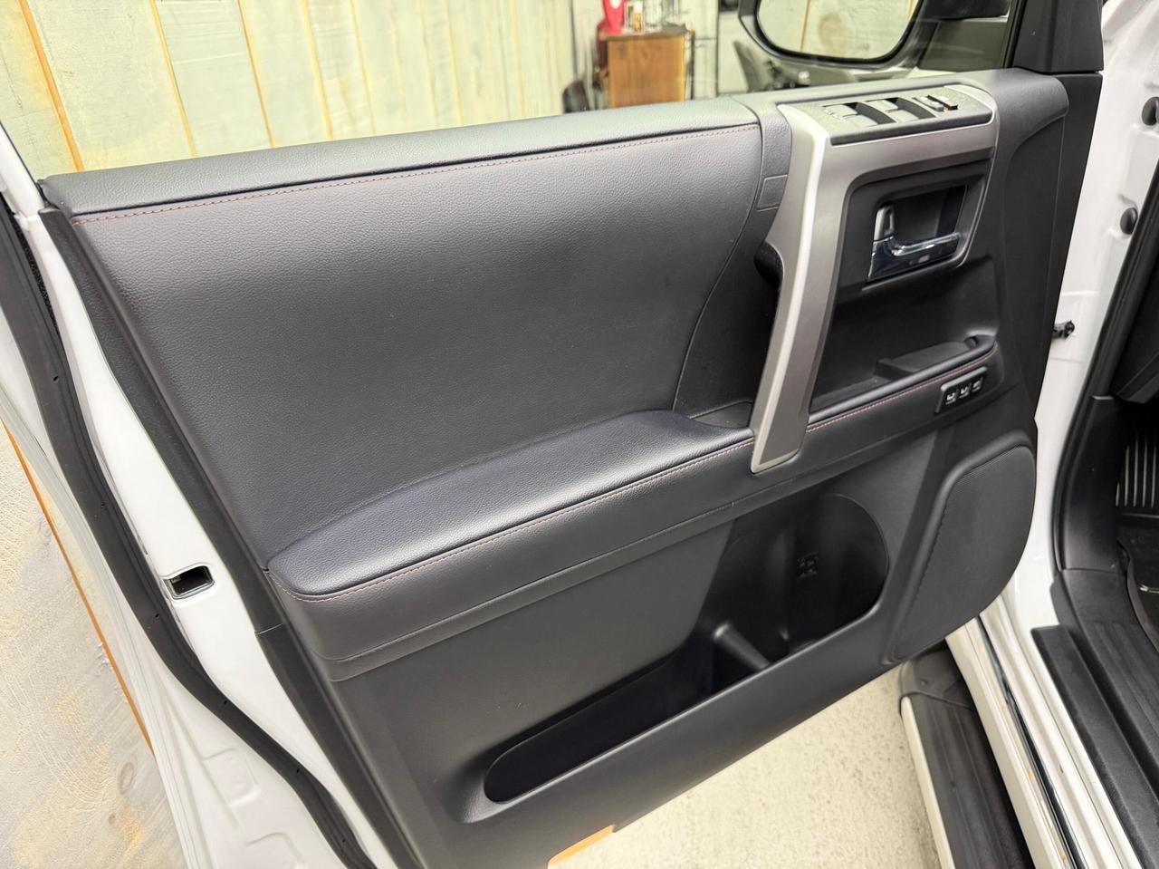 2024 Toyota 4Runner LIMITED 4WD  7 PASSENGER ONE OWNER Photo