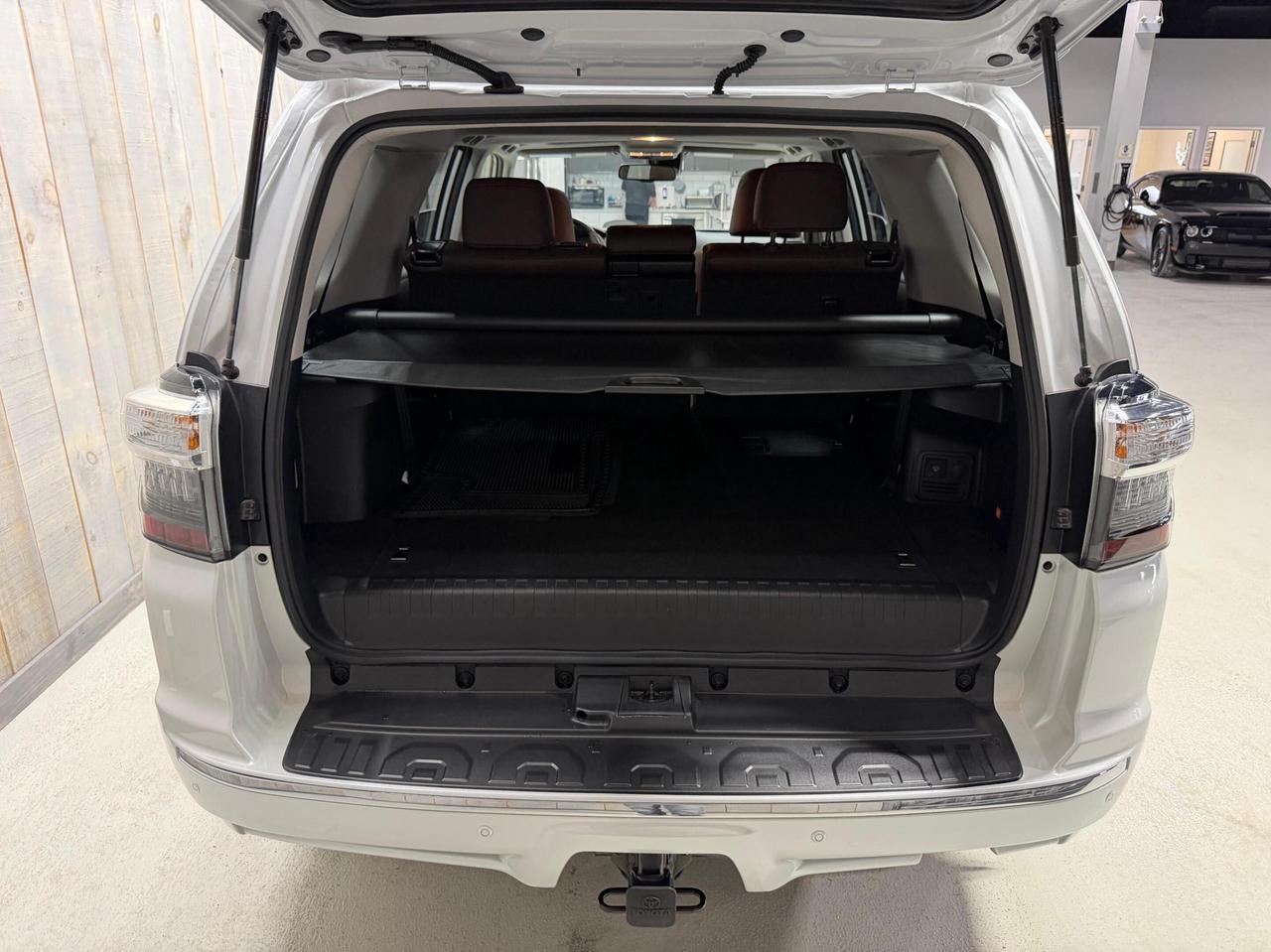 2024 Toyota 4Runner LIMITED 4WD  7 PASSENGER ONE OWNER Photo