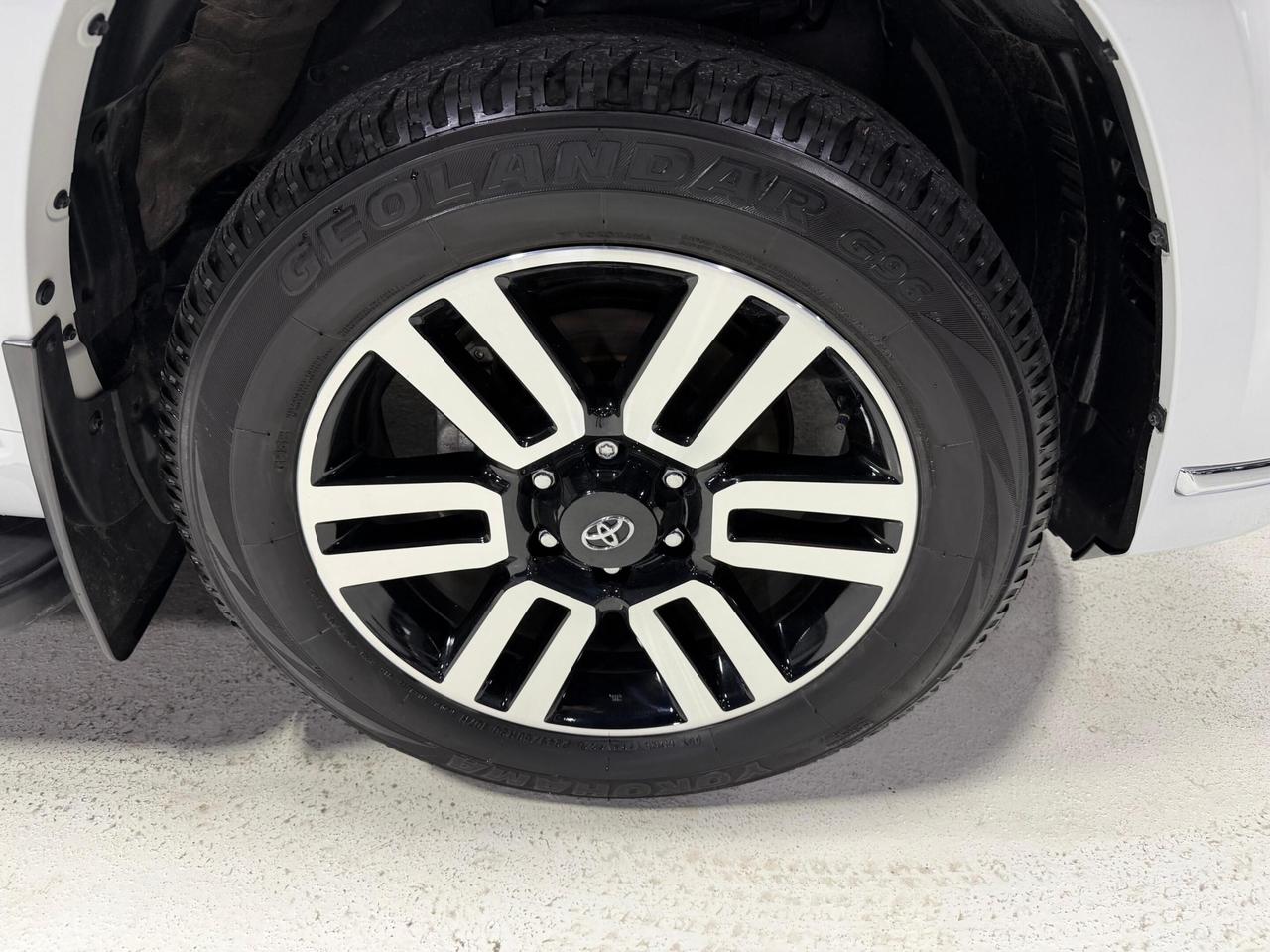 2024 Toyota 4Runner LIMITED 4WD  7 PASSENGER ONE OWNER Photo