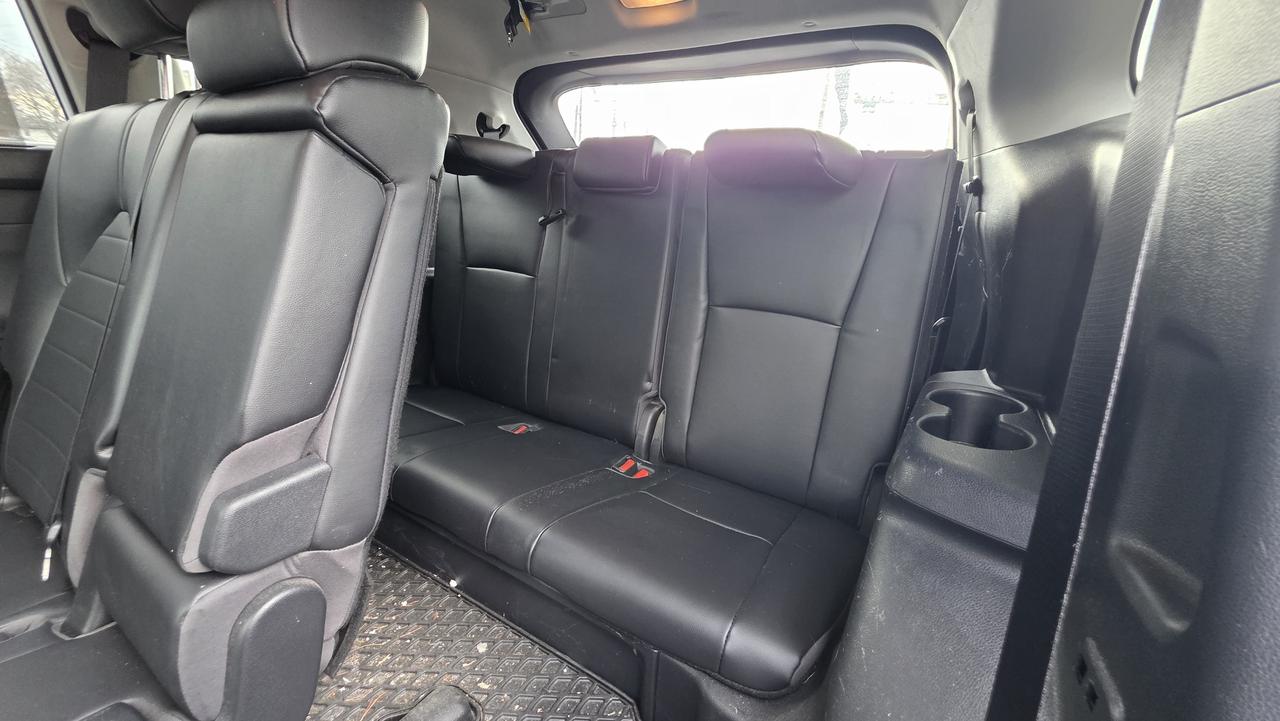 2023 Toyota Highlander XLE 1 OWNER CLEAN CARFAX Photo