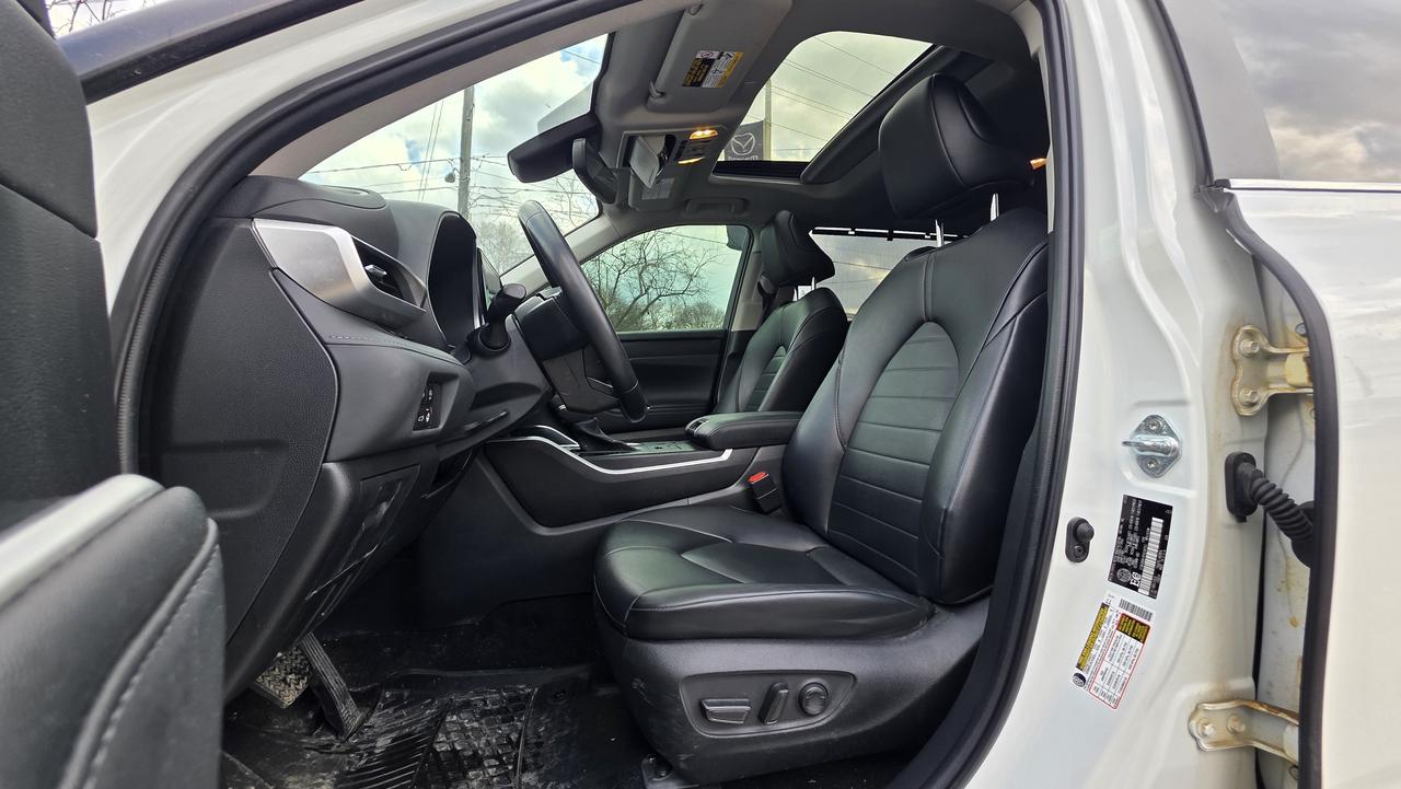 2023 Toyota Highlander XLE 1 OWNER CLEAN CARFAX Photo