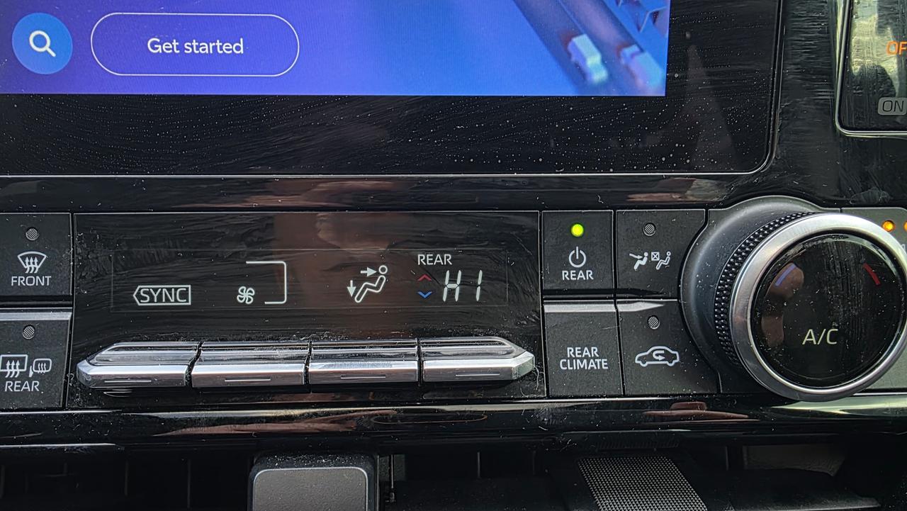 2023 Toyota Highlander XLE 1 OWNER CLEAN CARFAX Photo