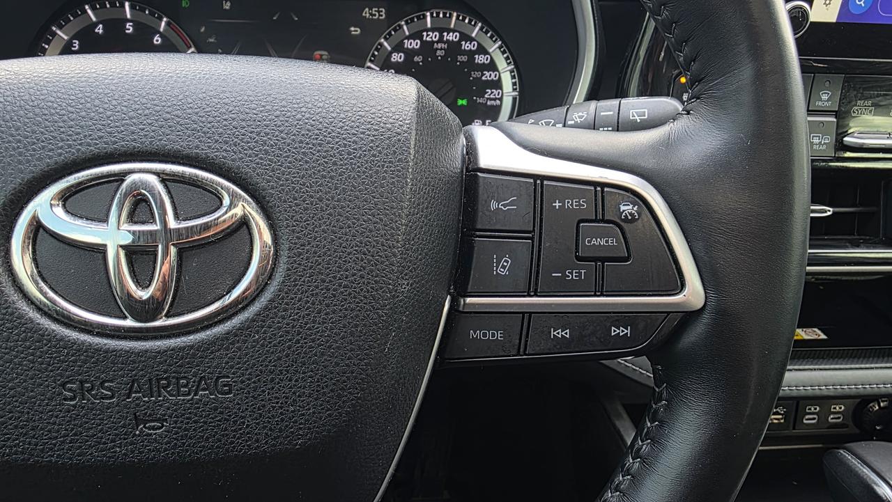 2023 Toyota Highlander XLE 1 OWNER CLEAN CARFAX Photo