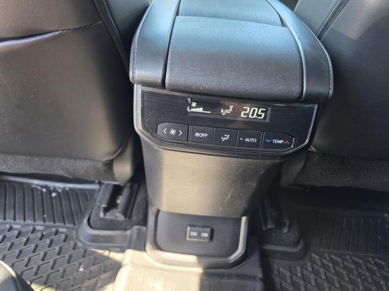 2023 Toyota Highlander Xle 1 Owner clean Photo