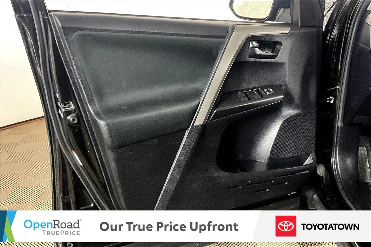 2018 Toyota RAV4 LE! LOADED! LOW MILEAGE! Photo