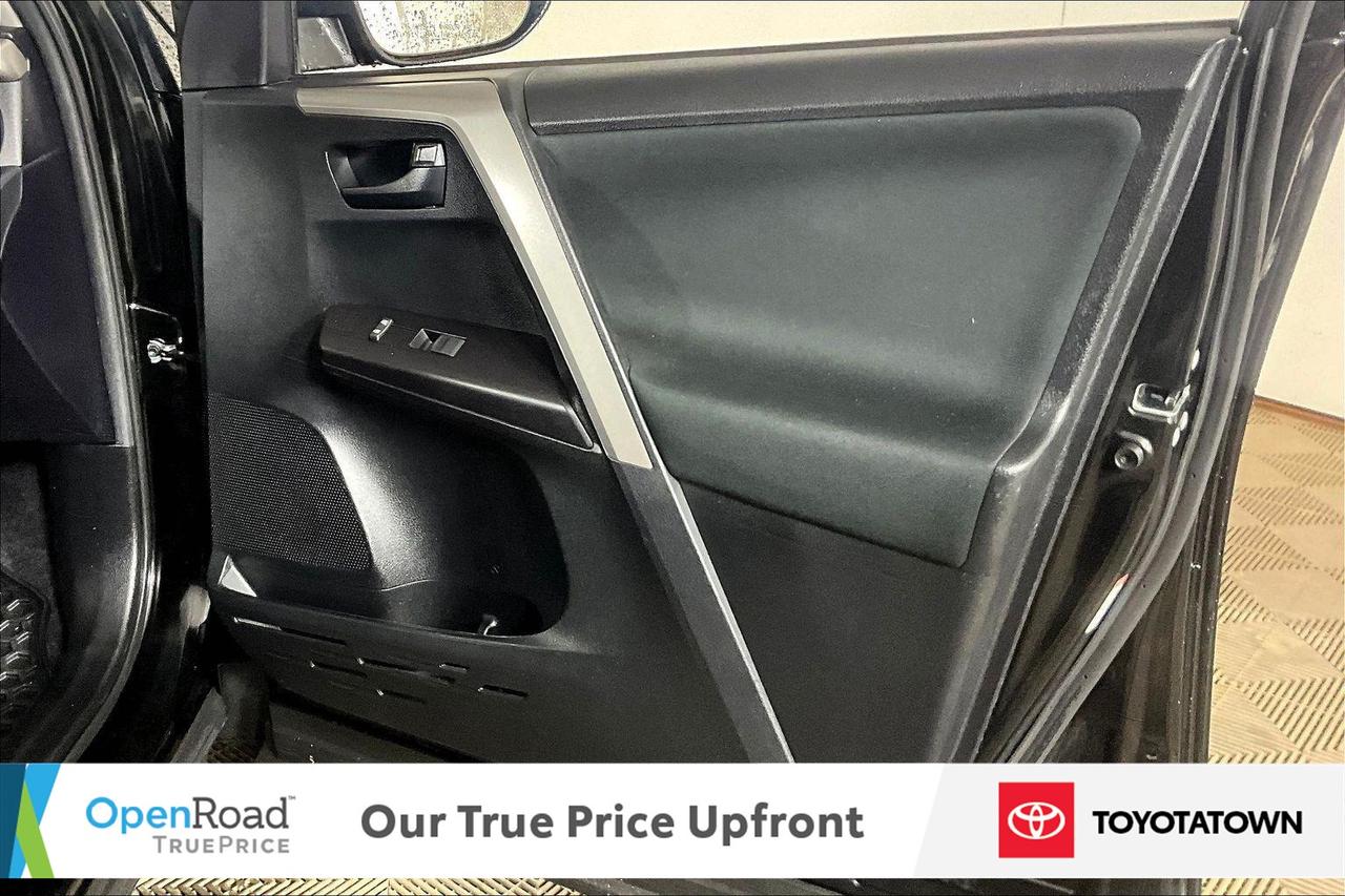 2018 Toyota RAV4 LE! LOADED! LOW MILEAGE! Photo