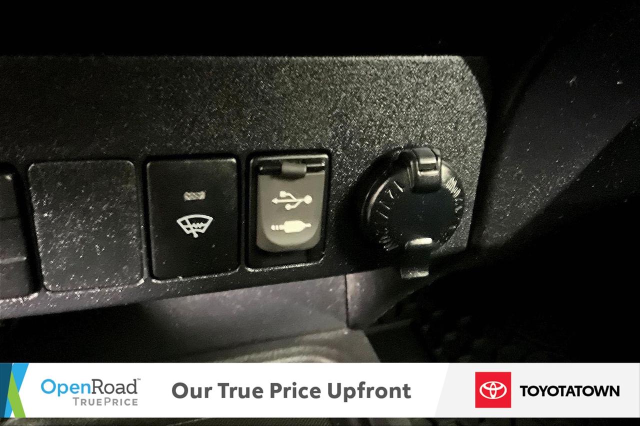 2018 Toyota RAV4 LE! LOADED! LOW MILEAGE! Photo