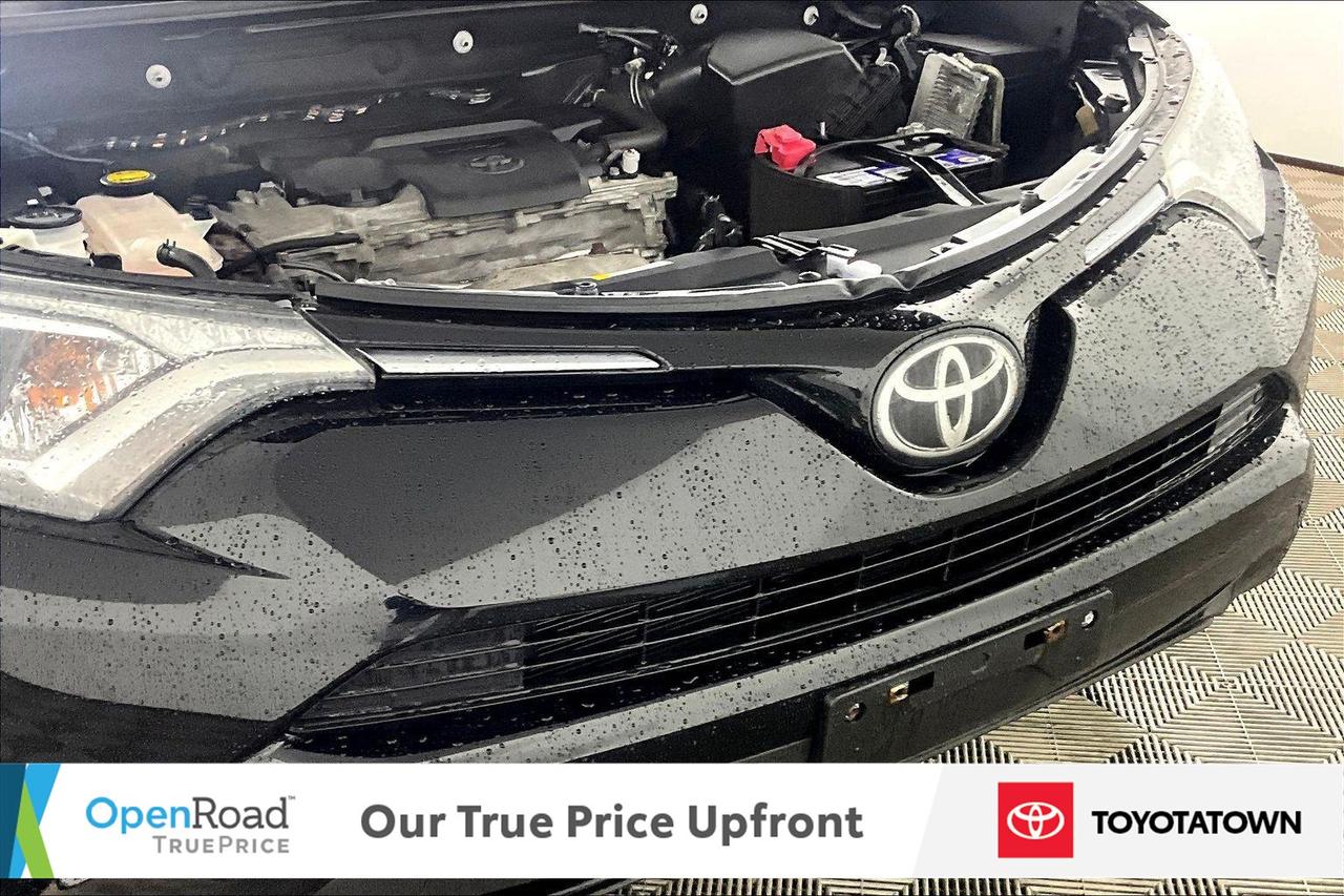 2018 Toyota RAV4 LE! LOADED! LOW MILEAGE! Photo