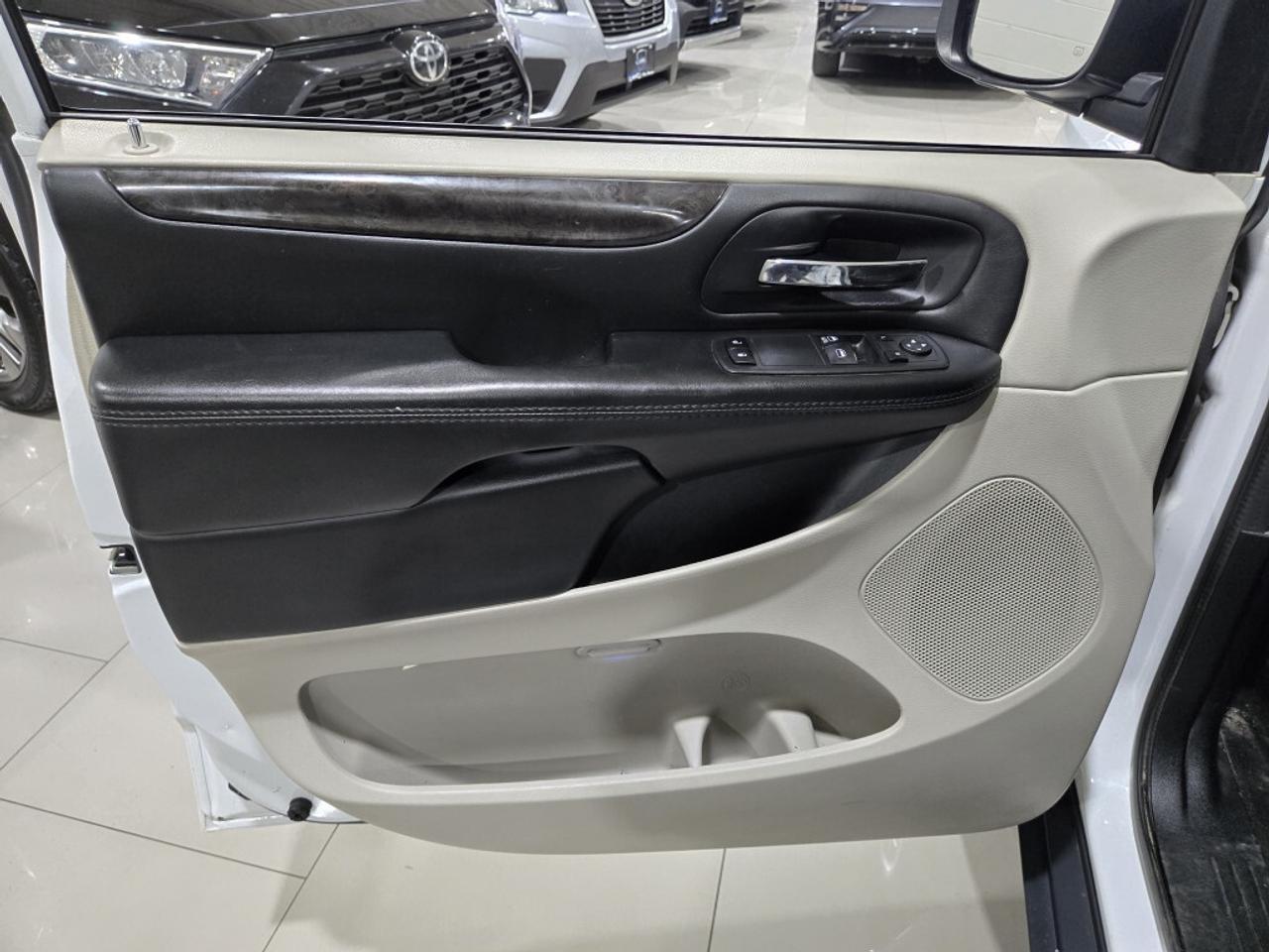 2019 Dodge Grand Caravan SXT STOW N GO NO ACCIDENT 7 PASSENGER Backup Camer Photo