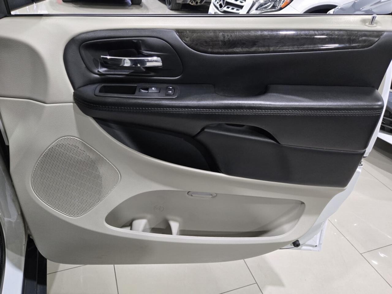 2019 Dodge Grand Caravan SXT STOW N GO NO ACCIDENT 7 PASSENGER Backup Camer Photo