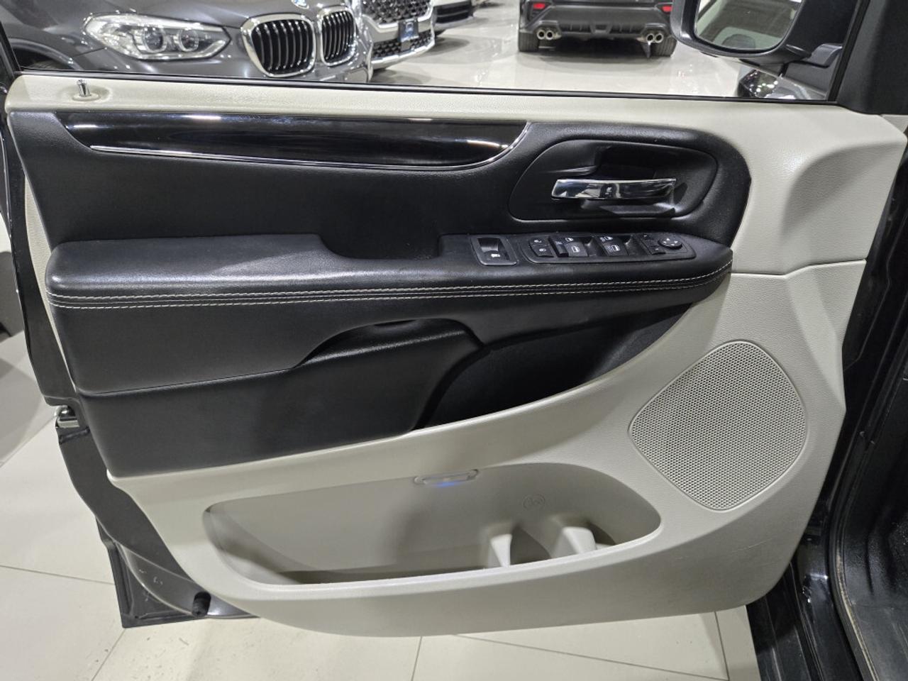 2019 Dodge Grand Caravan SXT Premium Plus NAVIGATION & BACKUP CAMERA NO Acc Photo
