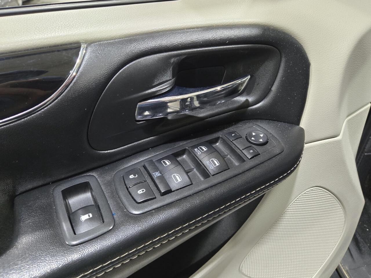 2019 Dodge Grand Caravan SXT Premium Plus NAVIGATION & BACKUP CAMERA NO Acc Photo