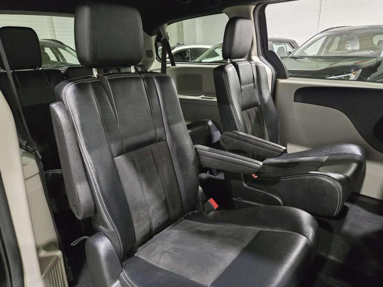 2019 Dodge Grand Caravan SXT Premium Plus NAVIGATION & BACKUP CAMERA NO Accidents Leather & Alloys Photo