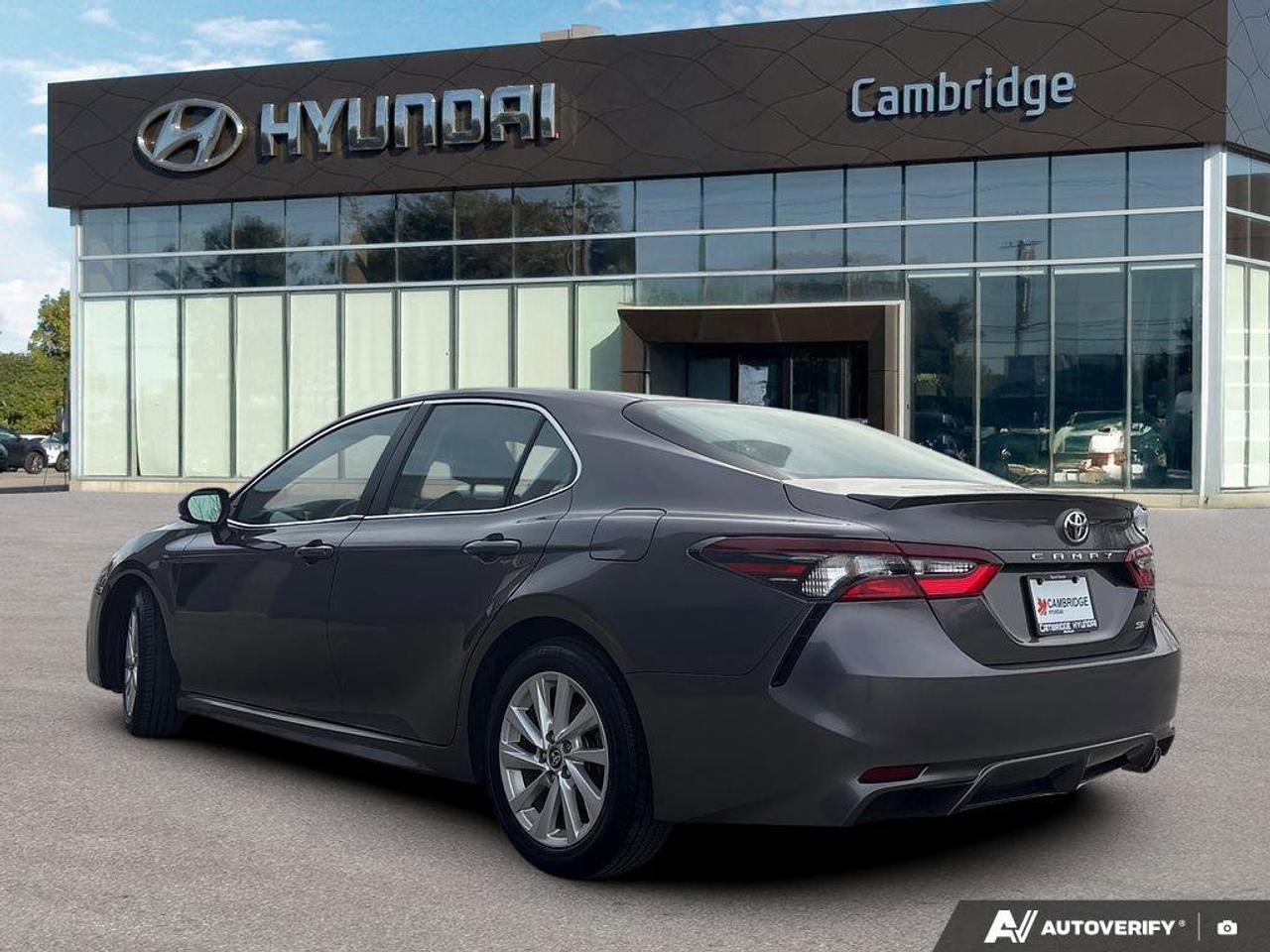 2024 Toyota Camry SE   NO ACCIDENTS   HEATED SEATS   6.1L/100KM Photo