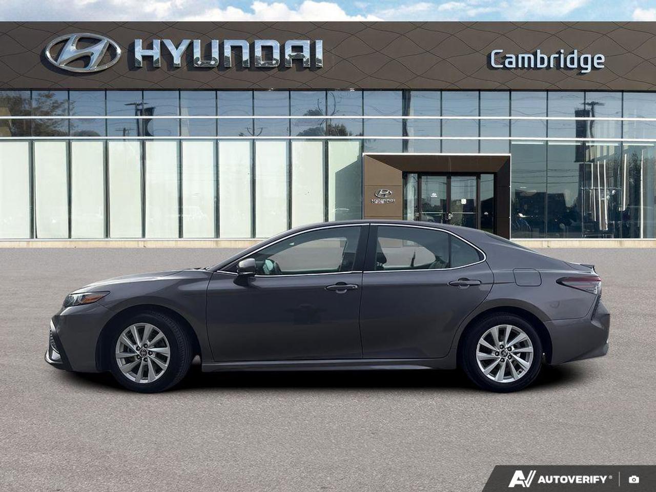 2024 Toyota Camry SE   NO ACCIDENTS   HEATED SEATS   6.1L/100KM Photo