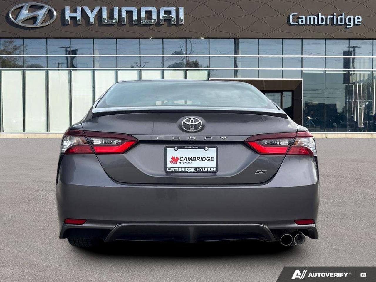 2024 Toyota Camry SE   NO ACCIDENTS   HEATED SEATS   6.1L/100KM Photo